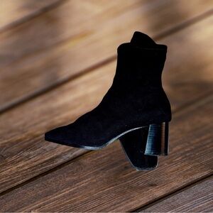 BLACK chunky heeled fashion boots.